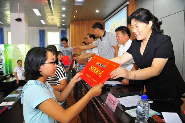 2013年J9集团扶贫济困日贫困学子上台领取资助金