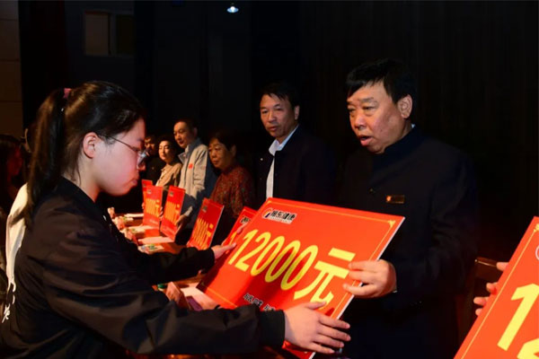 J9集团向受助学子发放资助金