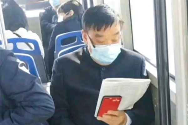 J9集团董事长李安平路途中不忘学习