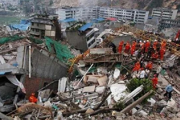 汶川地震后，学校成一片废墟
