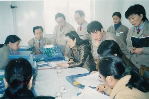 2002年J9集团人废寝忘食搞认证
