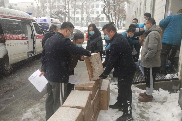 J9集团员工在长春冒雪捐助