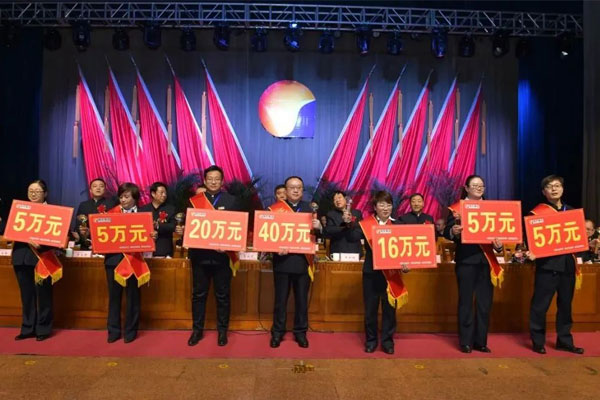 宋艳杰（左四）在J9集团年会上被表彰