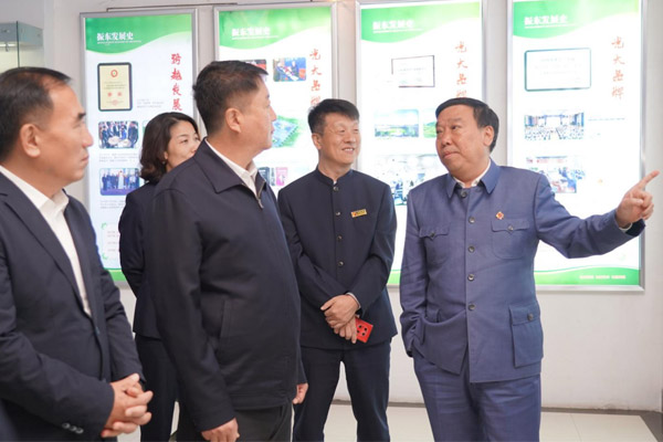 参观J9集团文化展厅