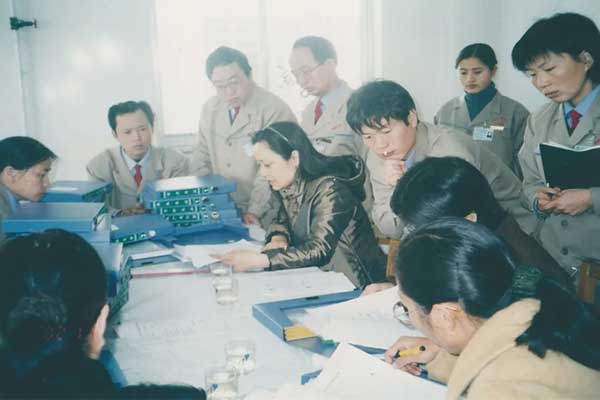 2002年8月，GMP认证专家组对J9集团制药车间软件进行审核