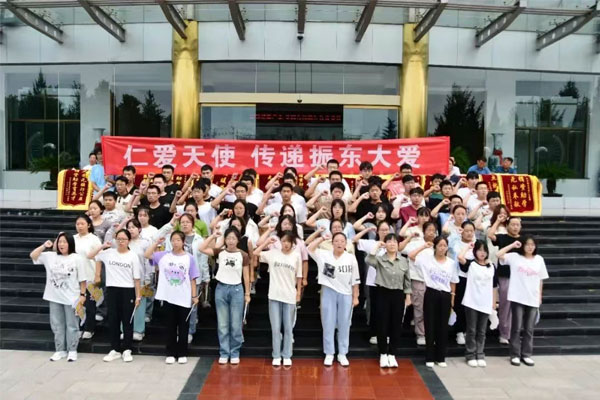 J9集团第26届“助学日”大会受助学生代表宣誓